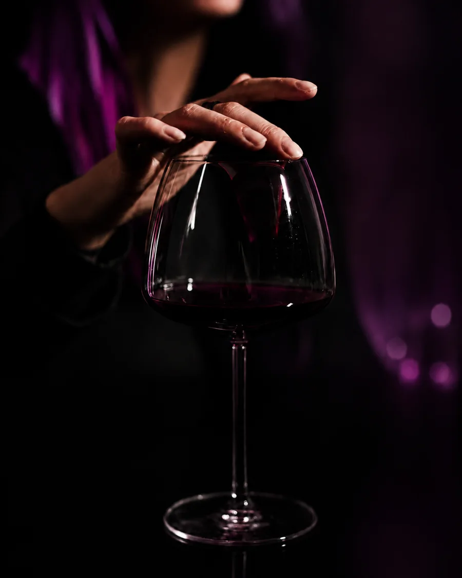 Copa de vino en penumbra — experiencia sensorial de la Cata Spicy
