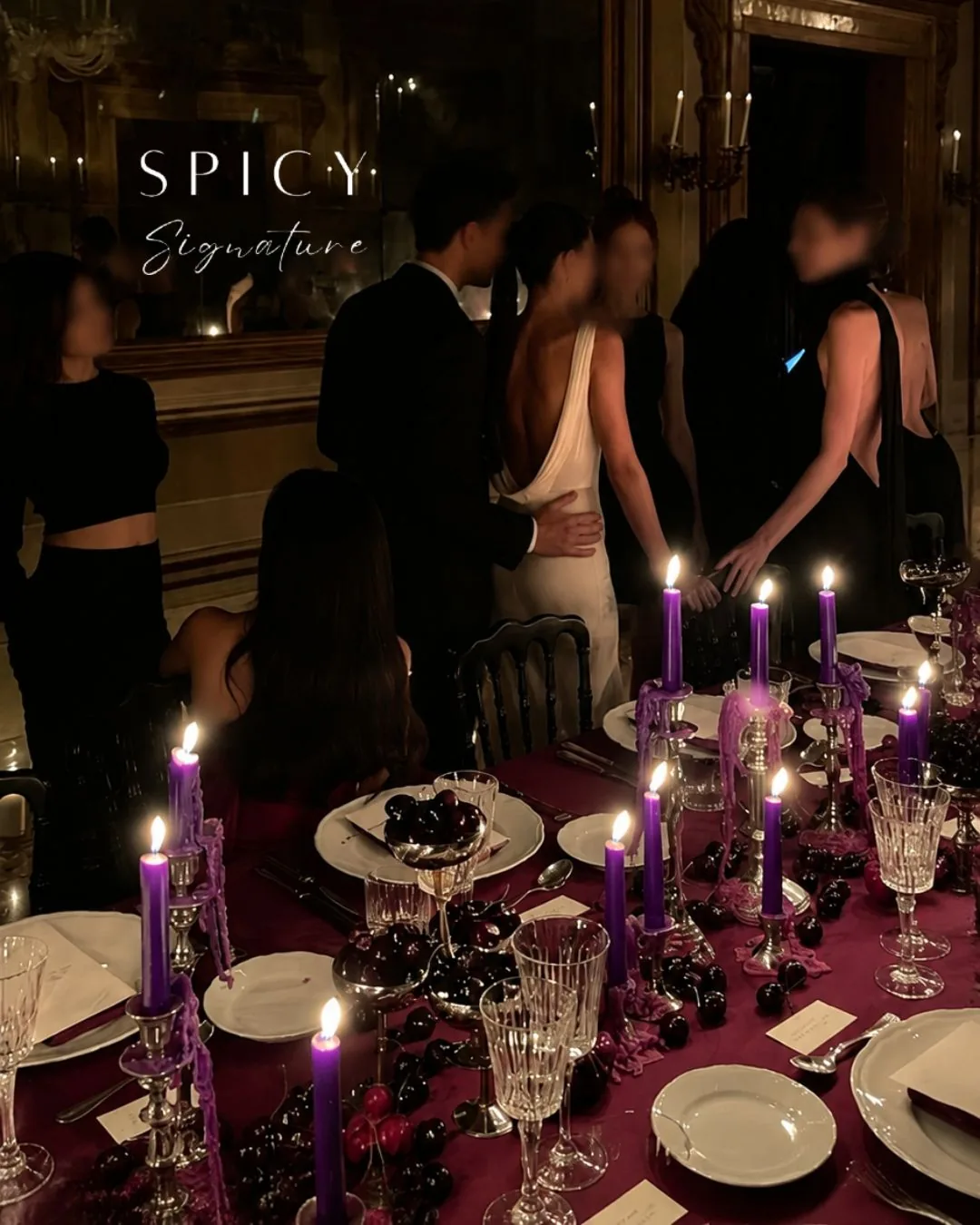 Mesa de la Cena Spicy servida con velas altas y cristalería en Bogotá