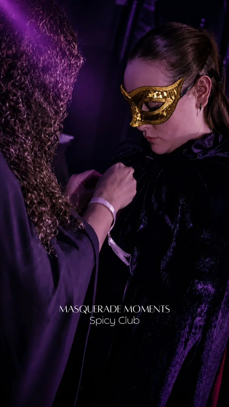 Invitada con antifaz dorado y capa de terciopelo morado antes de entrar a la Masquerade