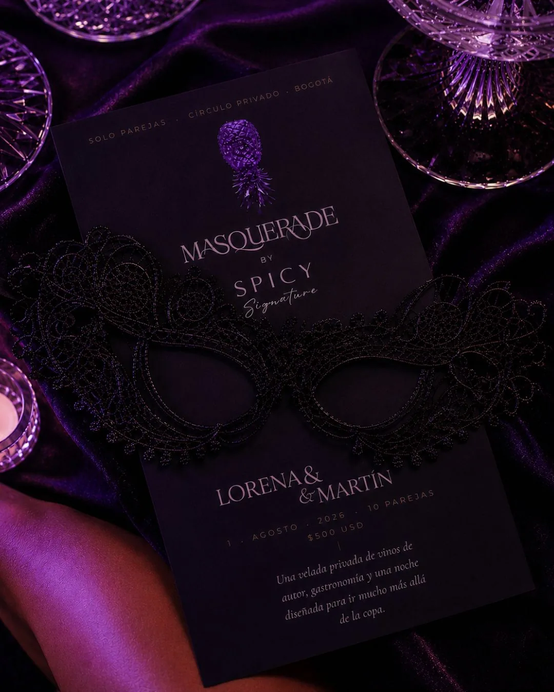 Invitación impresa del Masquerade junto a una máscara de encaje
