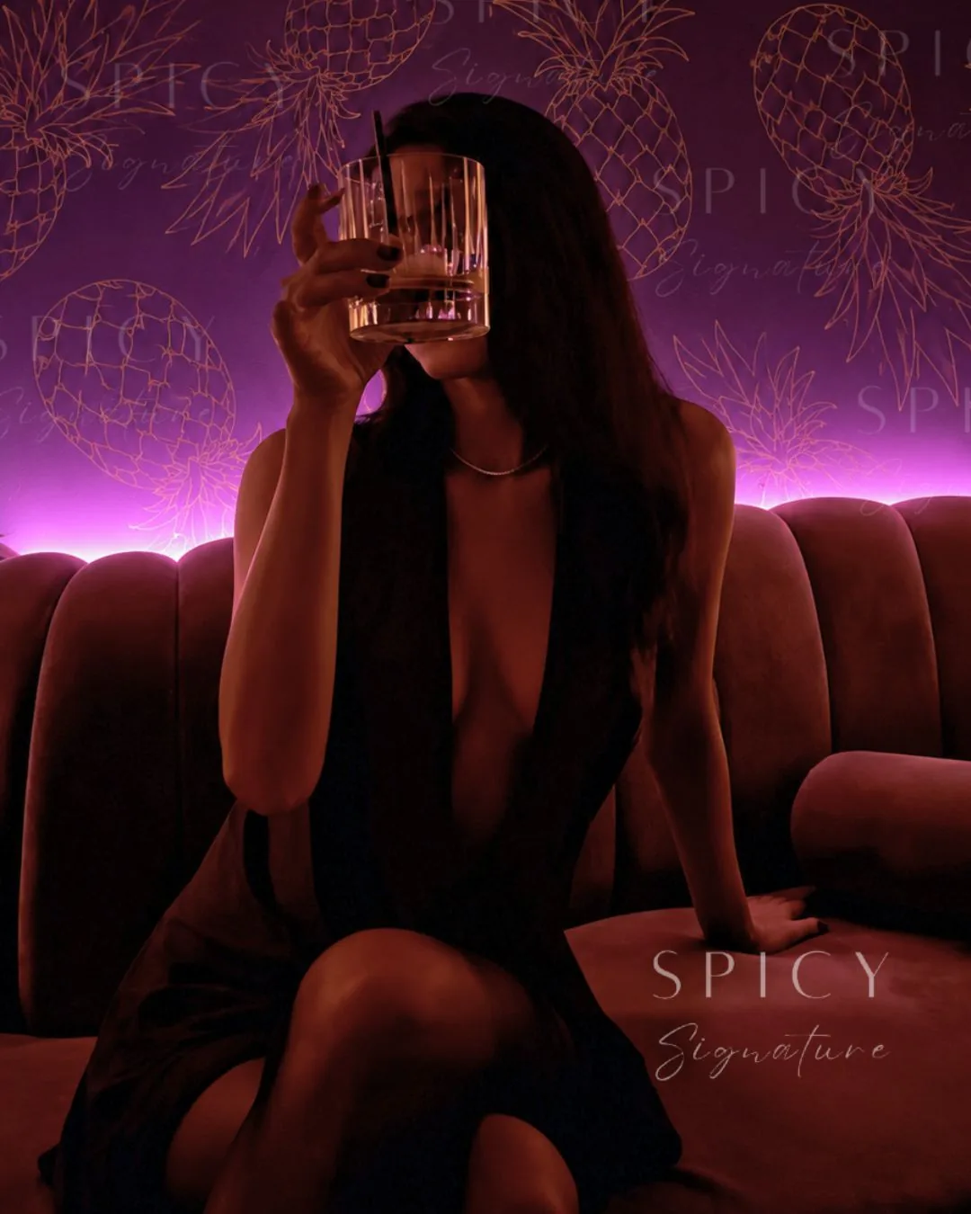 Brindis entre invitados a la luz de las velas en una noche Spicy