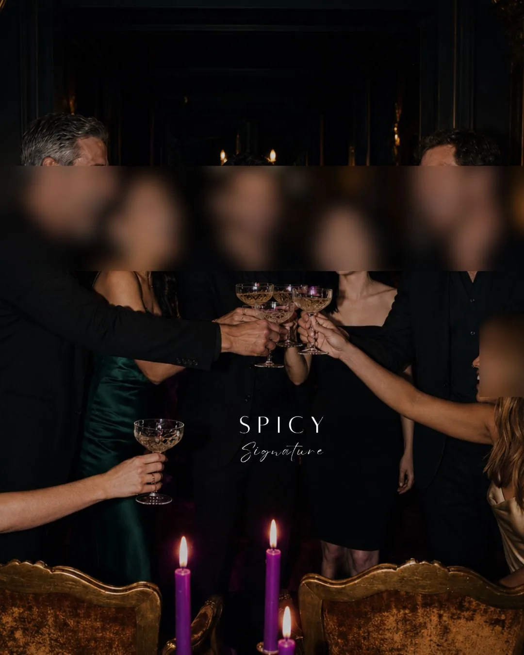 Invitados brindan de pie durante una Fiesta Spicy en Bogotá