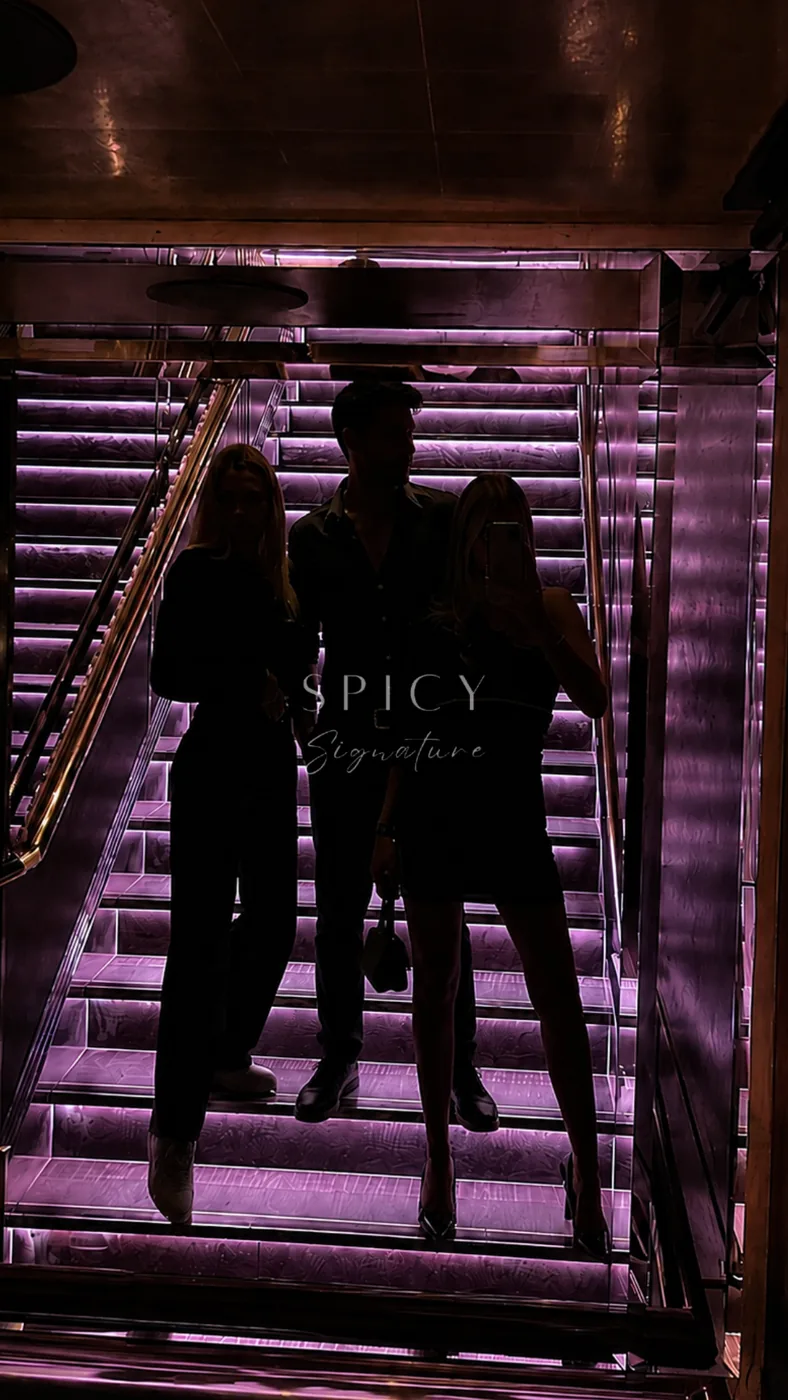 Silueta de una pareja en la escalera iluminada de una noche Spicy en Bogotá