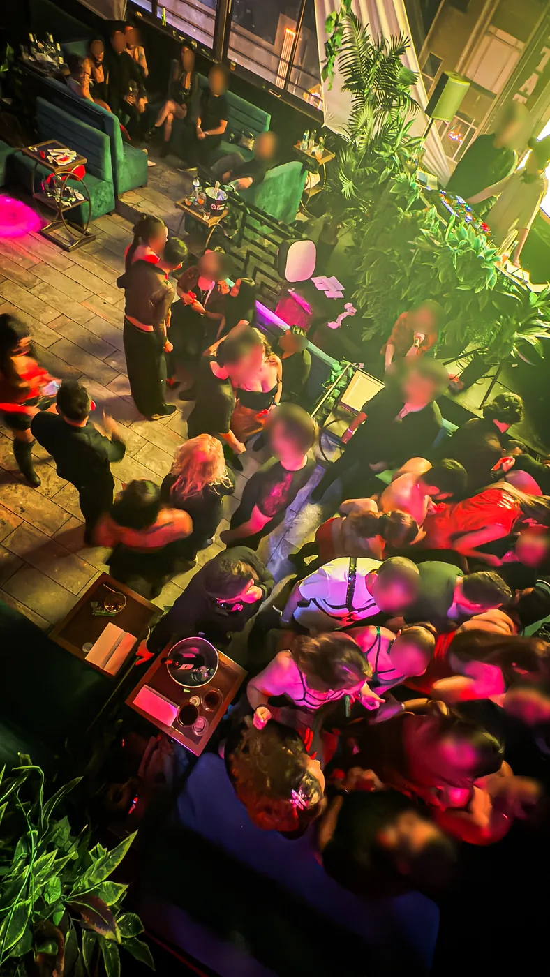 Vista superior del salón durante una Fiesta Spicy en Bogotá