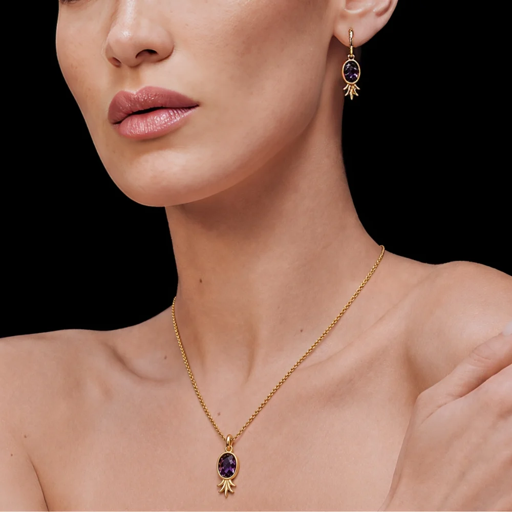 Icon Earrings e Icon Pendant Spicy Signature sobre piel