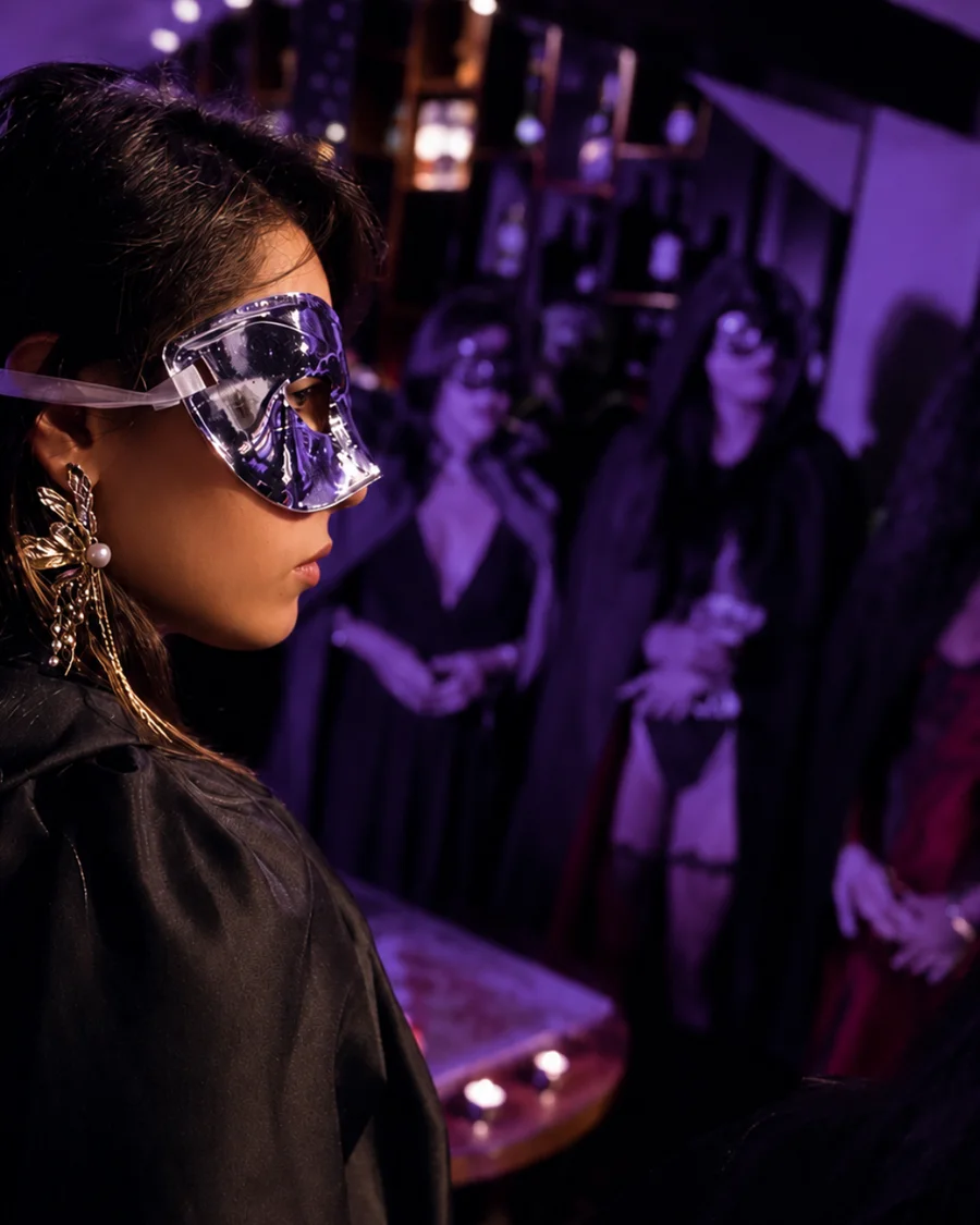 Invitada con máscara espejada entre el Círculo — Masquerade Spicy