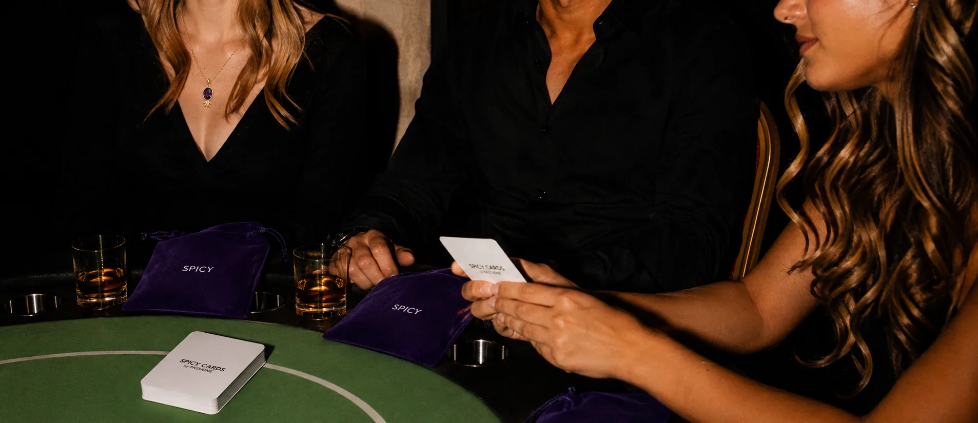 Partida de Spicy Cards, el juego de mesa para parejas y amigos, sobre una mesa de paño verde