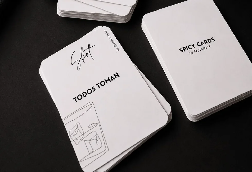 Una carta de Spicy Cards levantada sobre la mesa